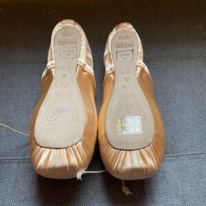 Freed of London Classic Pro90 pointe shoes 4.5xx